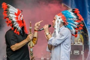 Abenteuerland Coverband bei Auftritt, symbolisiert Spaß und Musik in bunter Tribal-Atmosphäre, perfekt für Events und Festivals.