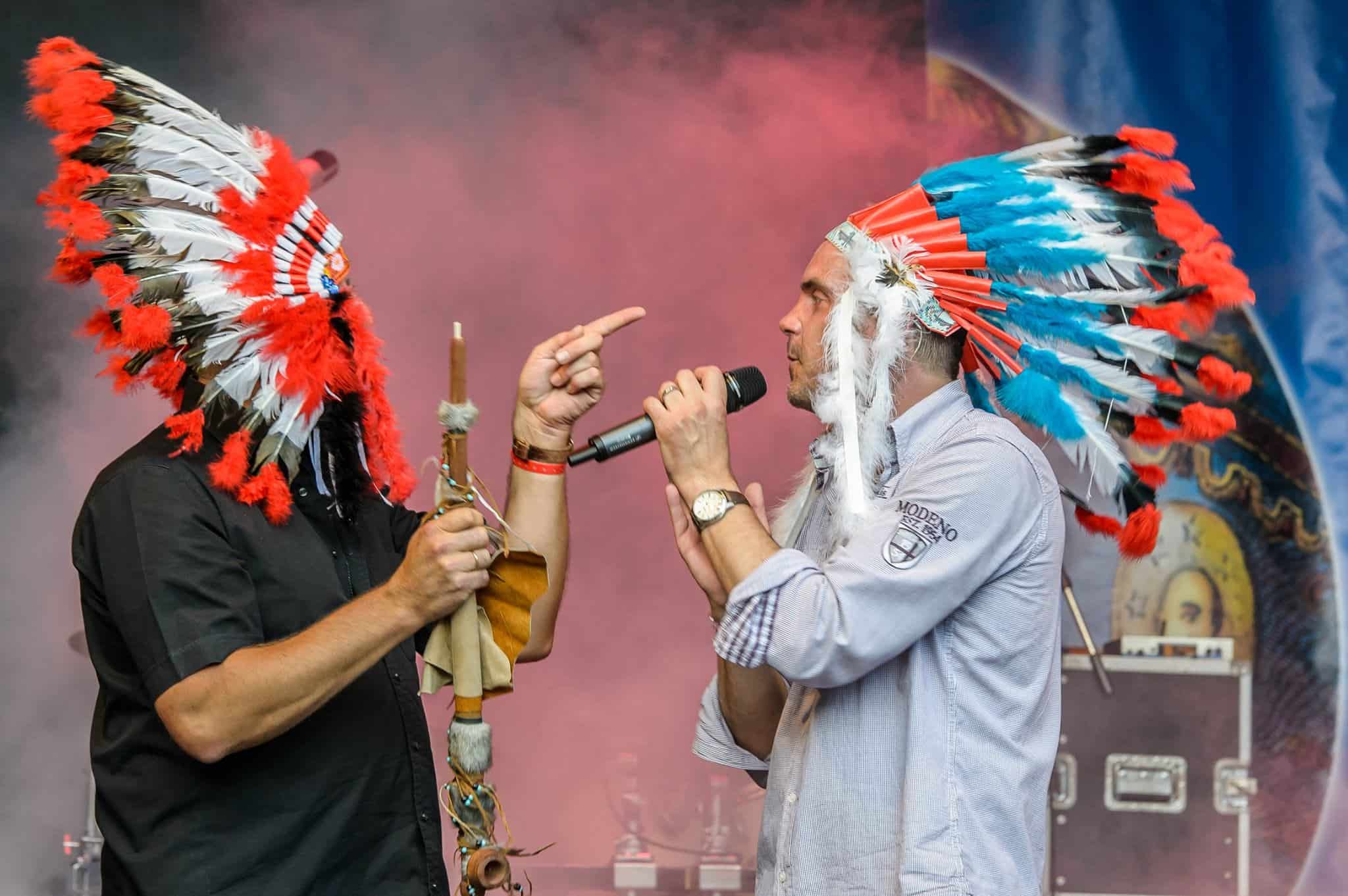 Abenteuerland Coverband bei Auftritt, symbolisiert Spaß und Musik in bunter Tribal-Atmosphäre, perfekt für Events und Festivals.