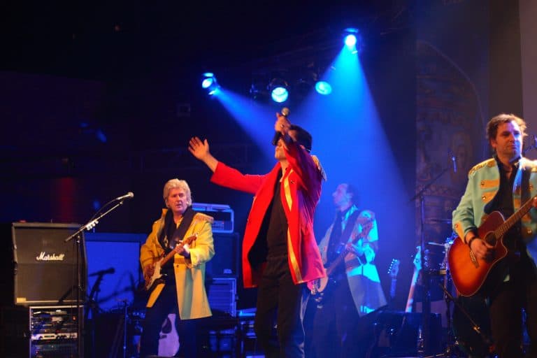 Spannendes Konzert mit der Coverband Abenteuerland, energiegeladene Musik und Live-Performance auf der Bühne, perfekt für Events, Partys und Festivals. Hochwertiger Live-Musikact für unvergessliche Momente.