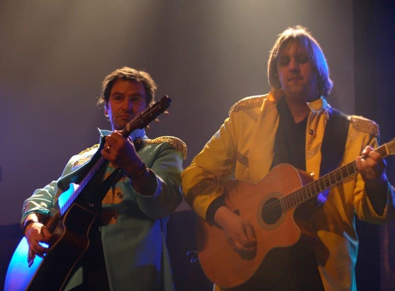 Stimmungsvoll Live-Musik mit Abenteuertaschen auf der Bühne, ideal für Kinderfeste, Festivals und Event-Entertainment.