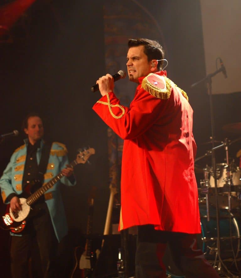 Hochwertiger Live-Auftritt von „Abenteuerland“, einer bekannten Coverband, auf einer Bühne in Kostümen im bunten, unterhaltsamen Stil. Perfekt für unvergessliche Events und Partys.