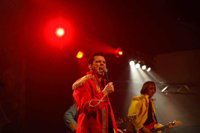 Abenteuerland Coverband live auf der Bühne, energiegeladene Performance mit großem Hit-Spektakel, perfekte Unterhaltung für Events, Hochzeiten und Feiern, professionelle Musik-Show Deutschlands-weit.