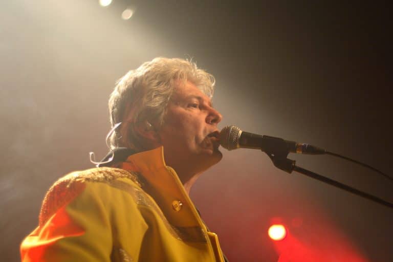 Jiří Neumann singt auf der Bühne beim Abenteuerland, bekannt für seine Coverband und musikalische Shows, mit kraftvoller Performance und Top-Entertainment.