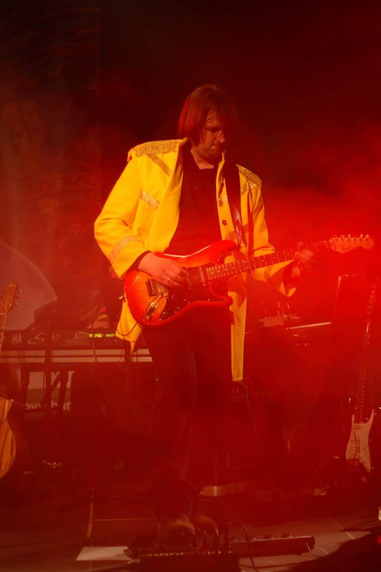 Exzellentes Live-Konzert von Abenteuerland mit Gitarrist in leuchtend gelbem Jackets bei einer stimmungsvollen Performance.