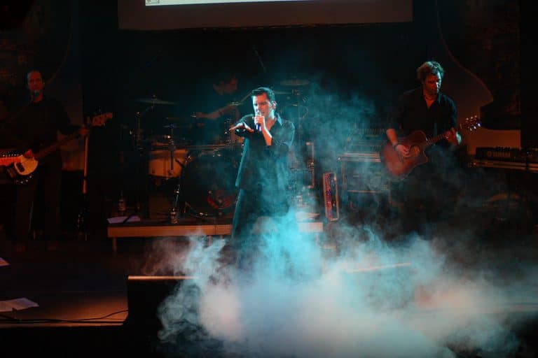 Dynamische Live-Bandauftritt bei Abenteuerland, hochwertiges Musik-Event, professionelle Band, Party & Coverband, Live-Musik Unterhaltung, Musikveranstaltung, Show, musikalische Performance, Musik-Show, Event-Entertainment, professionelles Musikerlebnis.