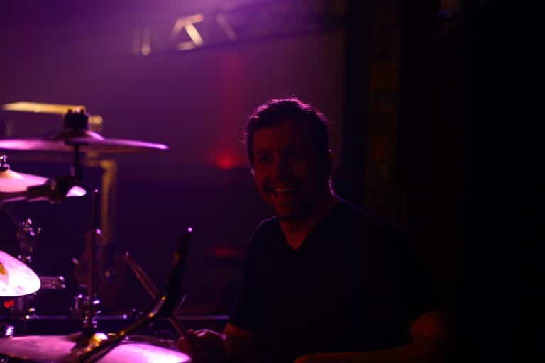 Mitreißender Musiker beim Konzert von Abenteuerland, live auf der Bühne, sorgt für Stimmung und gute Laune, perfekte Unterhaltung für Events, Partys und Festivals, professionelles Musik-Event, Bandperformance.