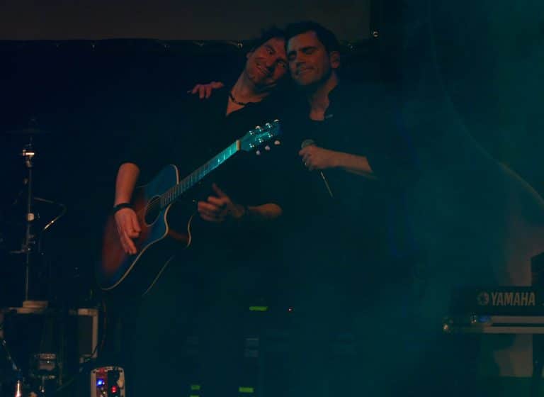 Spieleabend mit Abenteuerland Coverband bei einem Event in Deutschland, Musiker auf der Bühne, Gitarristen und Sänger, Live-Musik, Party, Unterhaltung, historische Atmosphäre.