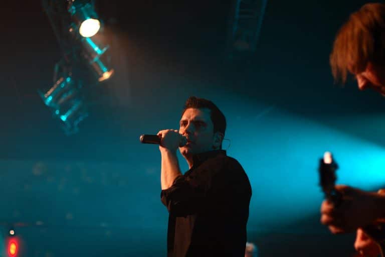 Live-Performance der Coverband Abenteuerland beim Event, Sänger mit Mikrofon im Mittelpunkt, beeindruckende Bühnenbeleuchtung, Stimmungsvoll, perfekte Unterhaltung für Hochzeiten, Firmenevents, Partys.