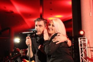 Stimmung beim Abenteuerland Event mit Coverband, Menschen singen und feiern, Live-Musik, Party Atmosphäre, Musikshow, Konzert, ausgelassene Feststimmung, Musikveranstaltung, Unterhaltung, Musik Erlebnis, Event Highlight, Bandauftritt, Live Performance, Eventcoverband.