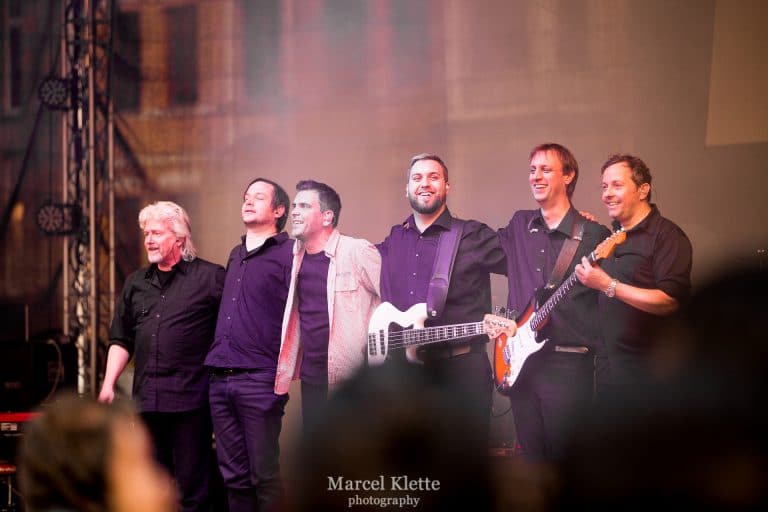 Live-Band Abenteuerland bei einem Auftritt auf einer Bühne, begeistertes Publikum, professionelle Musiker, moderne Lichttechnik, Event mit Musik, Party-Entertainment, Live-Musik-Performance, Event-Location Deutschland, Coverband, Konzert.