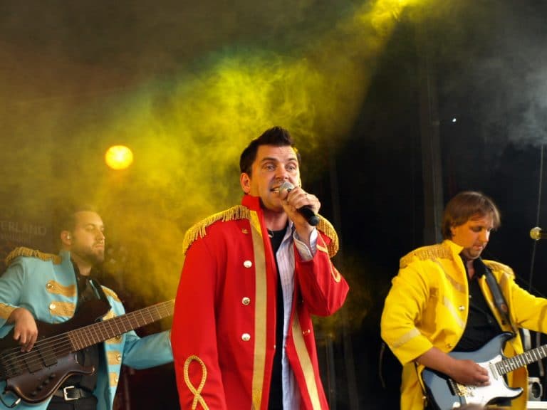 Abenteuerland Coverband live auf Bühnenperformace mit bunten Kostümen, energetischer Musik und mitreißender Stimmung, ideal für unvergessliche Events, Feiern und outdoor Konzerte, Schwerpunkt COVERBAND.