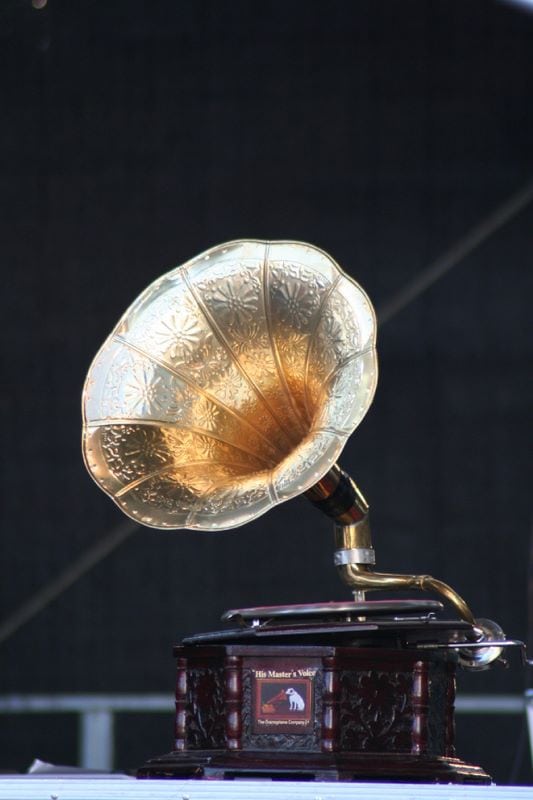 Antique Grammophon mit goldener Schallwand aus Holz und viktorianischem Design, musikalisches Abenteuerland für nostalgische Klänge und Live-Musik-Events.