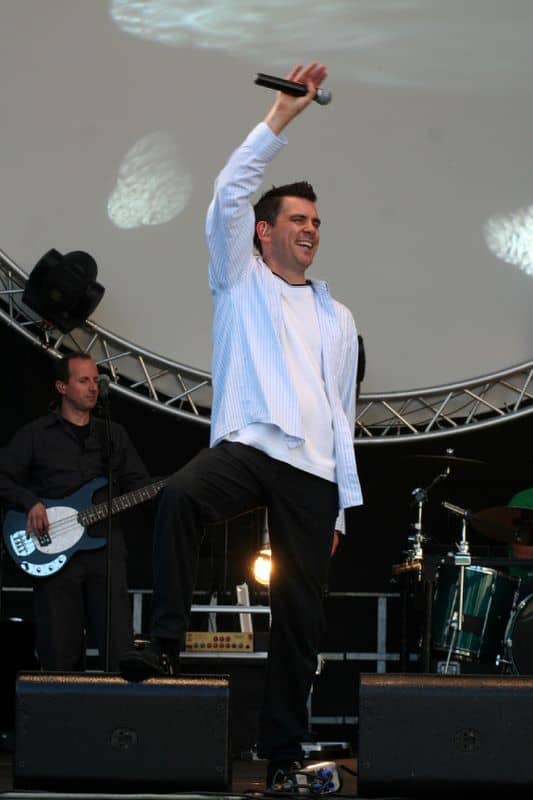Abenteuerland coverband live auftritt, band performing auf der bühne, musikalische performance bei einem festival, professionelle musikshow, unterhaltung für events und veranstaltungen.
