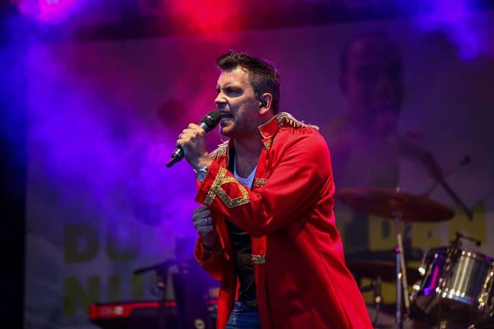 Lebendiges Bühnenbild der Band Abenteuerland bei einem Live-Konzert, Hotellerie, Musik, Stimmung, Entertainment, Bandperformance, musikalische Unterhaltung, hochwertige Veranstaltung, Live-Musik, Event-Highlights.