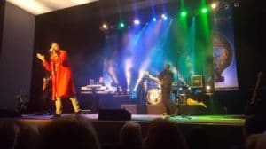 Abenteuerland band auftritt bei live-konzert mit bühnenbeleuchtung und rockmusik, beste unterhaltung für veranstaltungen, abenteuerland live-band, feier, event, musik, band, deutschland.